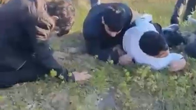 Kuzey Marmara'da polisi peşine böyle taktı: O anlar kamerada
Otoyolda dur ihtarına uymayan araçtan kaçak göçmen çıktı
Polis, kaçak göçmenleri kovalamaca sonucu yakaladı