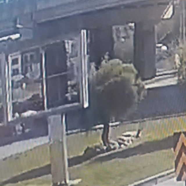 Elektrikli bisiklet ile motosiklet çarpıştı: 1 yaralı
Kaza anı güvenlik kam...