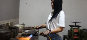 Ojeli tırnaklarıyla erkek egemen meslekte usta oldu