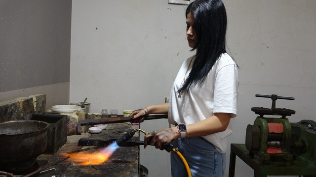 Ojeli tırnaklarıyla erkek egemen meslekte usta oldu