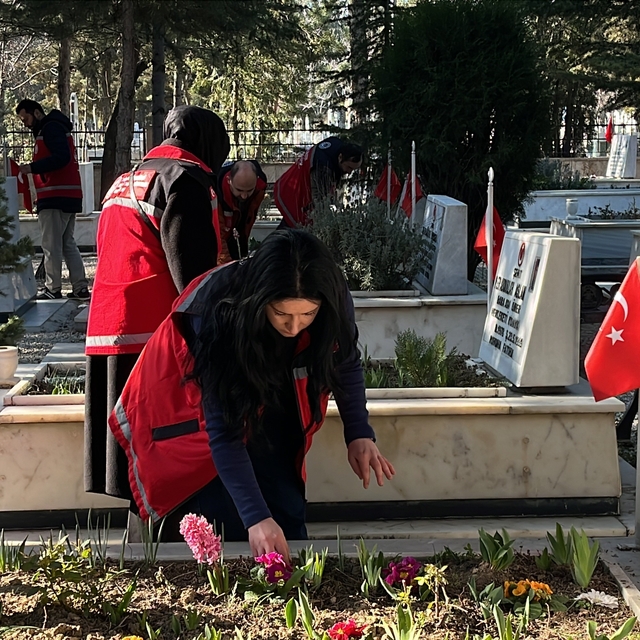 Şehitliklerde temizlik ve bakım çalışmaları başlatıldı