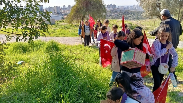 Mersin'de çocuklar doğaya kuş yuvaları bıraktı