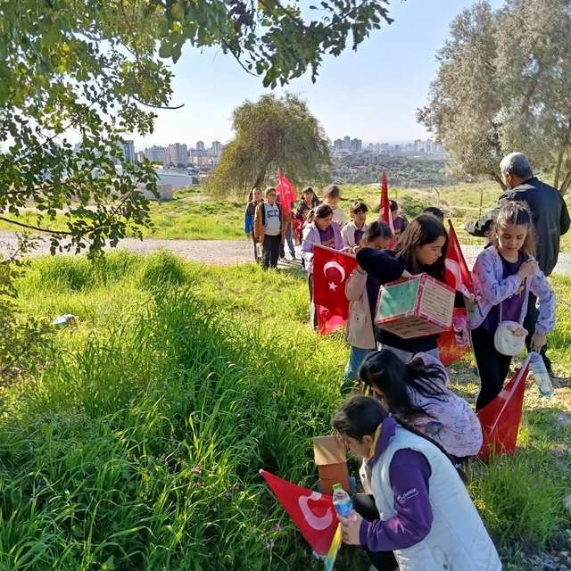 Mersin'de çocuklar doğaya kuş yuvaları bıraktı