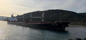 Çanakkale Boğazı'nda makina arızası nedeniyle karaya oturan gemi kurtarıldı