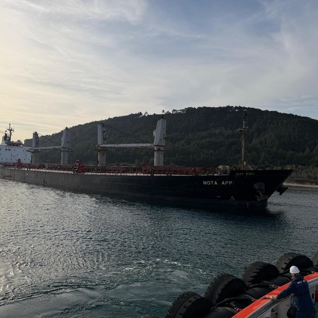 Çanakkale Boğazı'nda makina arızası nedeniyle karaya oturan gemi kurtarıldı