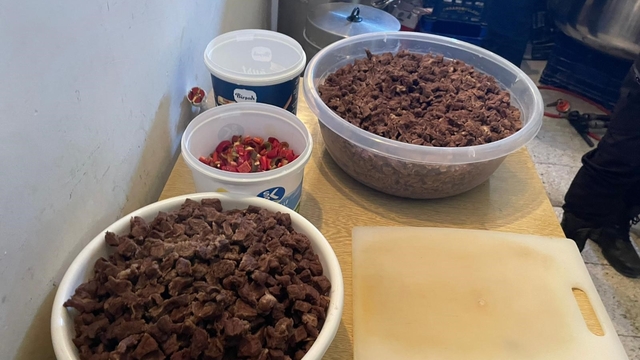 Bilecik'te bodrum katta kaçak yemek üretimine zabıta baskını