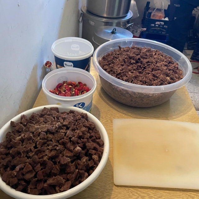 Bilecik'te bodrum katta kaçak yemek üretimine zabıta baskını