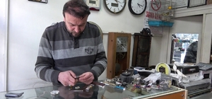 Saatleri 04.17'ye ayarlayan esnafın deprem hatırası