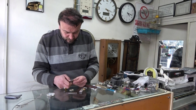 Saatleri 04.17'ye ayarlayan esnafın deprem hatırası