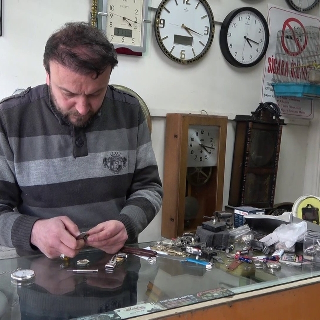 Saatleri 04.17'ye ayarlayan esnafın deprem hatırası