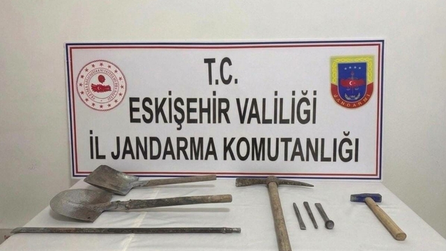 Kaçak kazı yapan 3 şüpheli suçüstü yakalandı