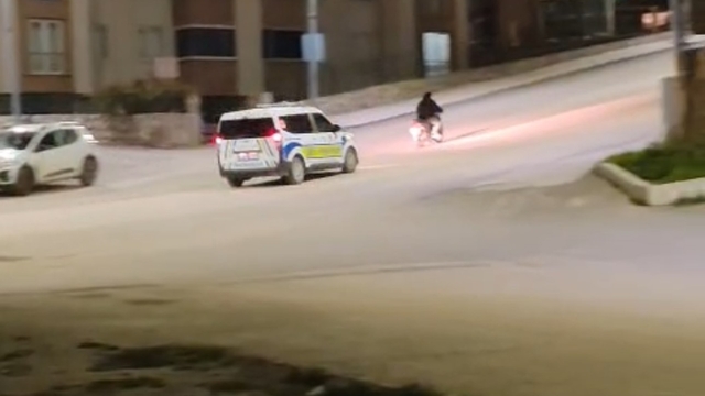 'Dur' ihtarına uymayan motosikletli böyle kaçtı