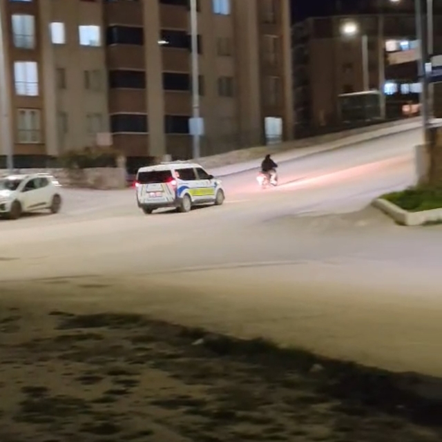 'Dur' ihtarına uymayan motosikletli böyle kaçtı