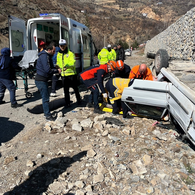 Gümüşhane'de otomobil ters döndü: 2 yaralı