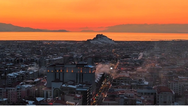 Van Gölü'nde güneşin vedası mest etti