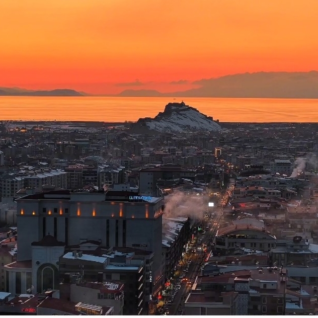 Van Gölü'nde güneşin vedası mest etti