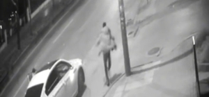 Otomobilin, park halindeki TIR’ın altına girdiği kaza kamerada