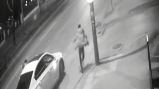 Otomobilin, park halindeki TIR'ın altına girdiği kaza kamerada