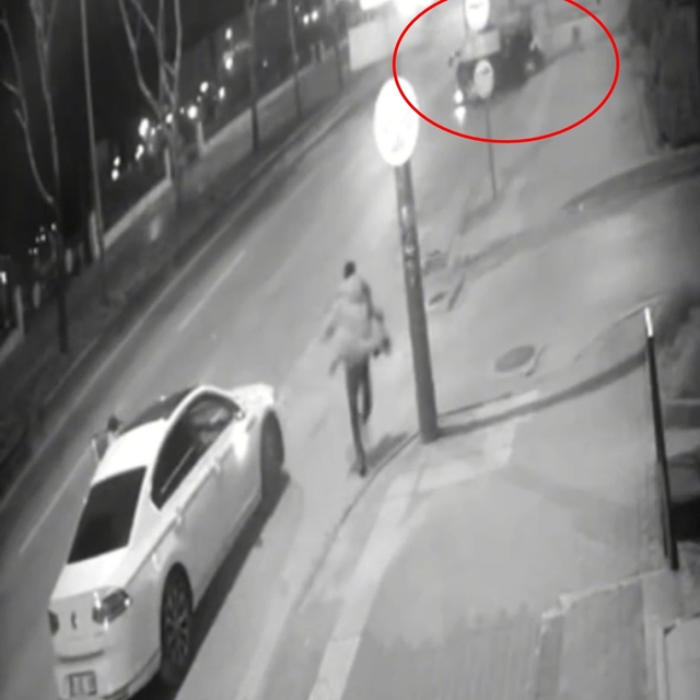 Otomobilin, park halindeki TIR'ın altına girdiği kaza kamerada