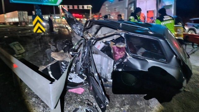 TEM'de bariyere çarpan otomobil parçalandı: 2 ağır yaralı