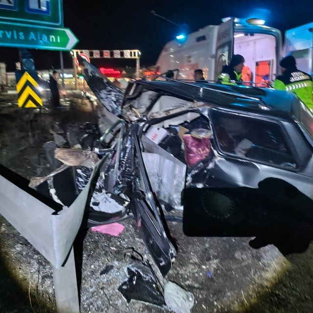 TEM'de bariyere çarpan otomobil parçalandı: 2 ağır yaralı