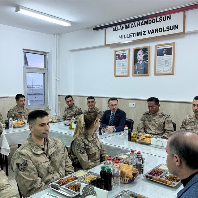 Çaldıran Kaymakamı Bakan, güvenlik korucularıyla iftarda buluştu