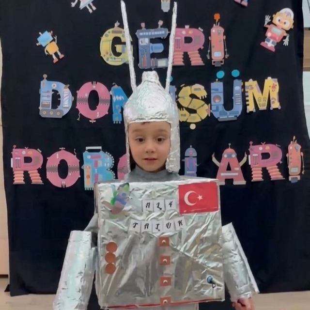 Aydıntepe'de geri dönüşüm malzemeleriyle robot defilesi yapıldı