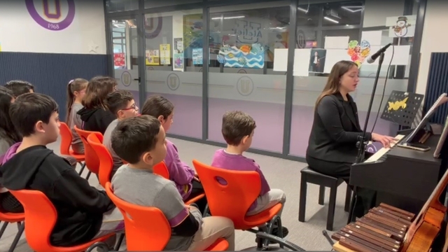 Bu dersin bitmesini kimse istemedi
Öğretmen söyledi, öğrenciler dinledi, sosyal medya alkışladı
Müzik öğretmeni, türkü performansıyla öğrencileri mest etti