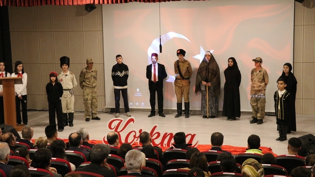 Oltu Mehmet Akif Ersoy Ortaokulu'nda, İstiklal Marşı'nın kabulü ve Mehmet Akif Ersoy'u anma programı
Okulun müzik öğretmenleri tarafından İstiklal Marşı'nın ilk bestelenişi seslendirildi, öğrenciler tarafından hazırlanan Mehmet Akif belgeseli izletildi