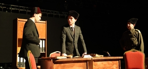 Öğrenciler, Mehmet Akif Ersoy'u  tiyatro ve resim sergisiyle anlattı