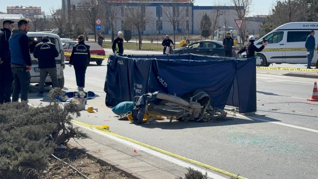 Motosikletiyle hafif ticari araca çarpan kurye öldü