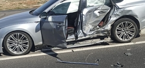 Mardin'de otomobiller çarpıştı: 3 yaralı
