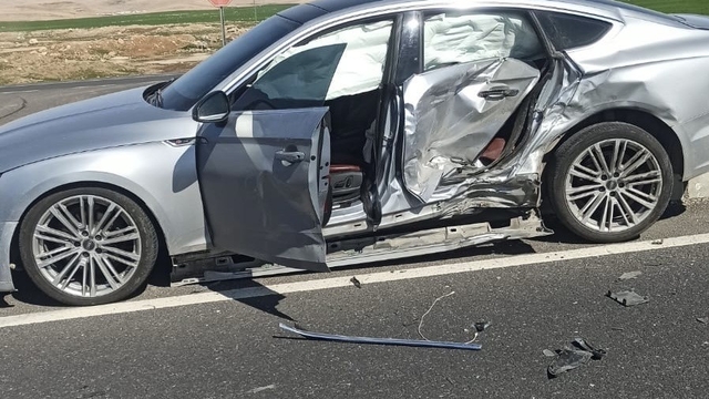 Mardin'de otomobiller çarpıştı: 3 yaralı