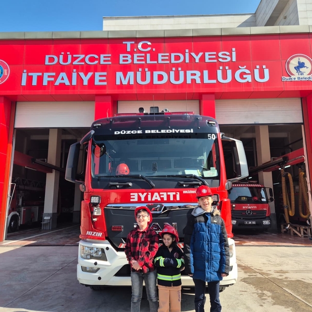 Özel çocukların itfaiyeci olma hayali gerçeğe dönüştü
Özel çocuklar itfaiye...