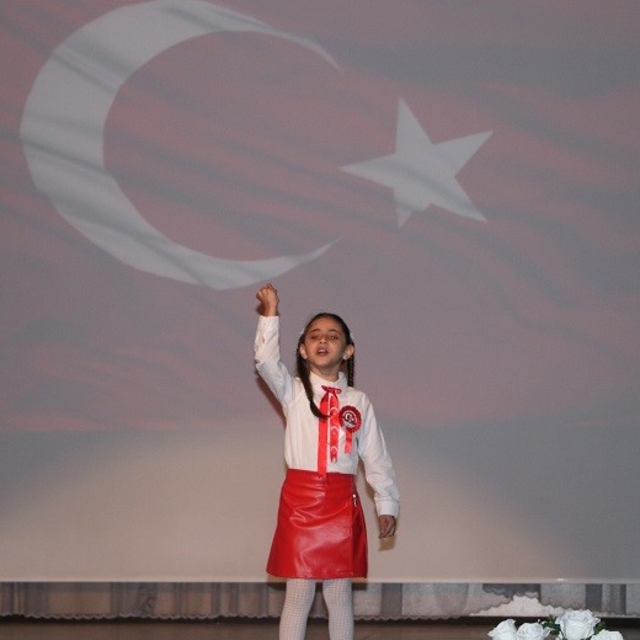 Küçük kız çocuğundan duygulandıran İstiklal Marşı performansı