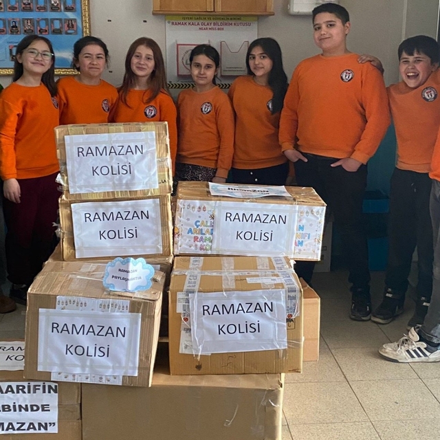 Başçayır'da minik yüreklerden Ramazan kolisi