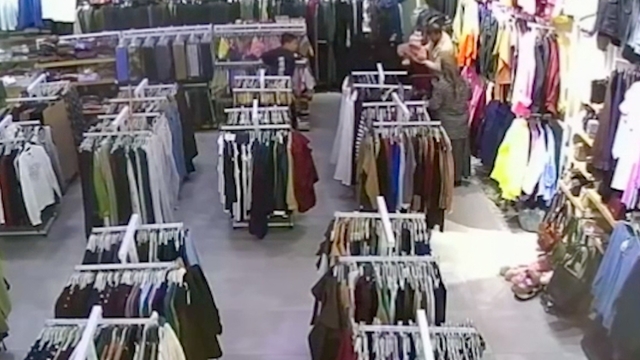 Soğukkanlı esnaf bebeği hayata bağladıSoluk borusuna kağıt parçası kaçan bebek esnafın müdahalesiyle kurtuldu