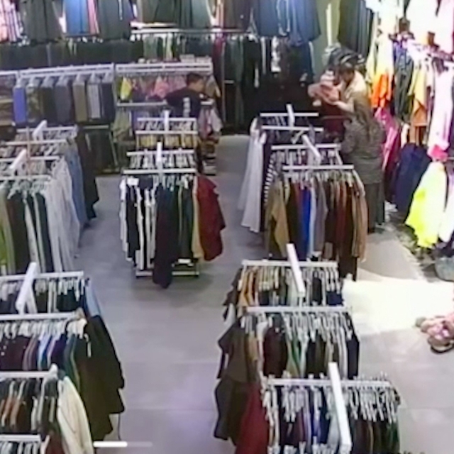 Soğukkanlı esnaf bebeği hayata bağladı
Soluk borusuna kağıt parçası kaçan b...