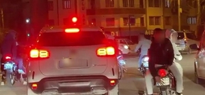 Kasksız şekilde motosiklete ters oturdu