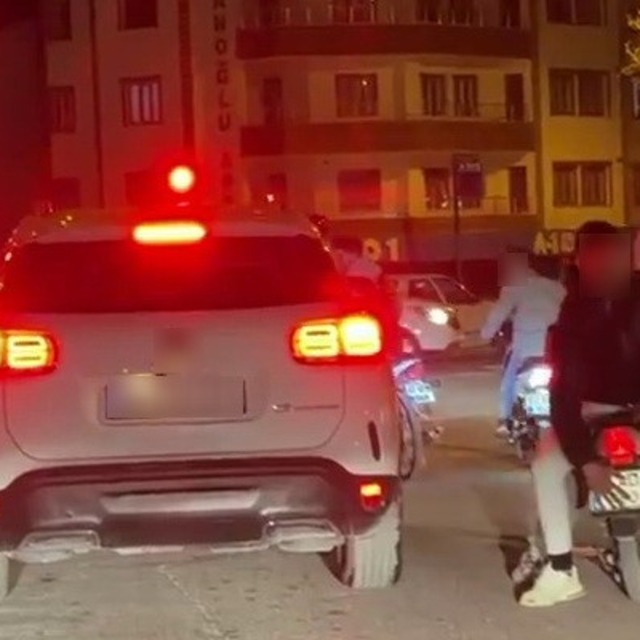 Kasksız şekilde motosiklete ters oturdu