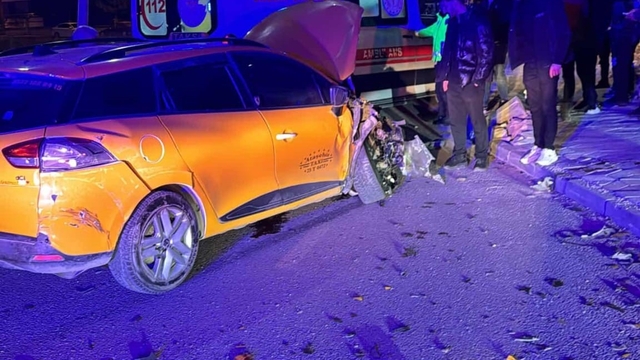 Elazığ'da  hafif ticari araçla taksi çarpıştı: 4 yaralı