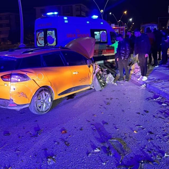 Elazığ'da  hafif ticari araçla taksi çarpıştı: 4 yaralı
