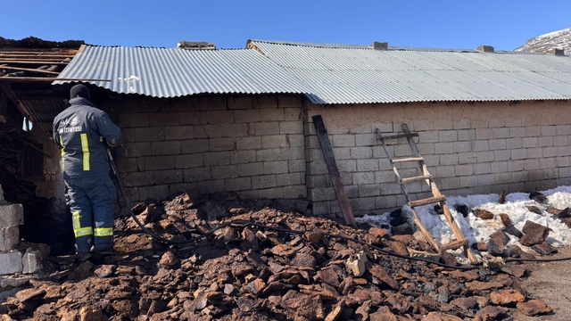 Muradiye'de ahır yangını