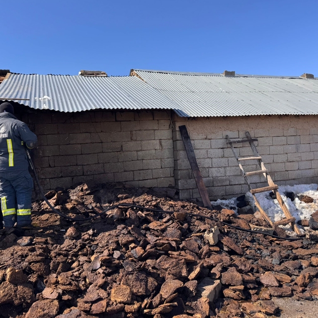 Muradiye'de ahır yangını