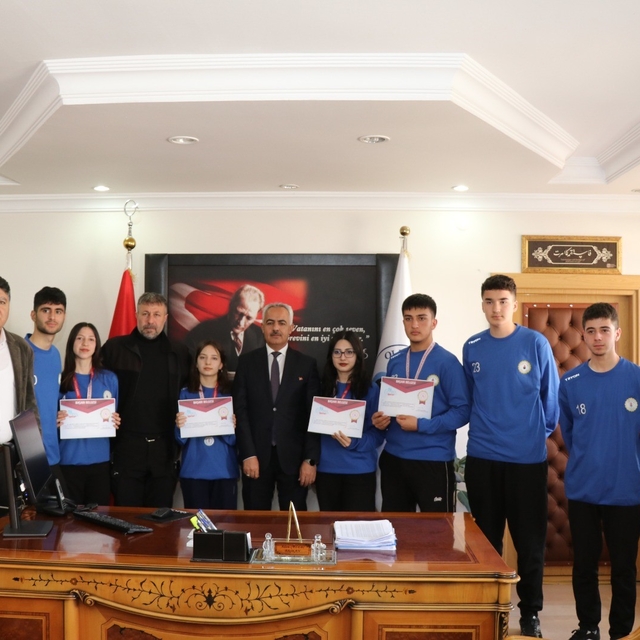 Başkan Çelebi bölge birincisi floor curling takımını kabul etti
