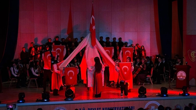 Liselilerden "Korkma, Gençliğin Ruhu Burada" gösterisi
Edirne'de 105'inci yıla özel 105 öğrenciyle oratoryo gösterisi düzenlendi