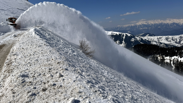 Ardahan'da ekiplerin karla mücadele çalışması sürüyor