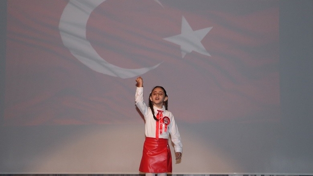 Küçük kız çocuğundan duygulandıran İstiklal Marşı performansı
