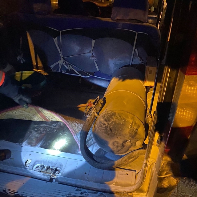 Van'ın Edremit ilçesinde park halindeki kamyonetin motoru yandı