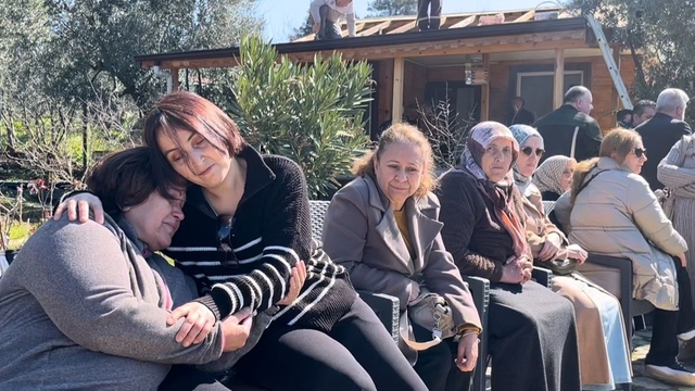 Bayram arifesinde evlerine yıkım ekibi gelince belediye başkanına beddua yağdırdı: "Sana verdiğimiz oylar haram olsun"
Mudanya Belediyesi bayram arifesi yıkım kararı çıkarınca yüzlerce yer sahibi toplandı
Mudanya'da kepçeler bayram dinlemedi: Köylüler gözyaşına boğuldu
Yıkılan evlerini gözyaşlarıyla izlediler